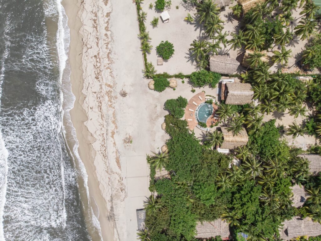 Vista aérea cenital de la costa de Mendihuaca con la playa y la selva junto a Casa Iwana