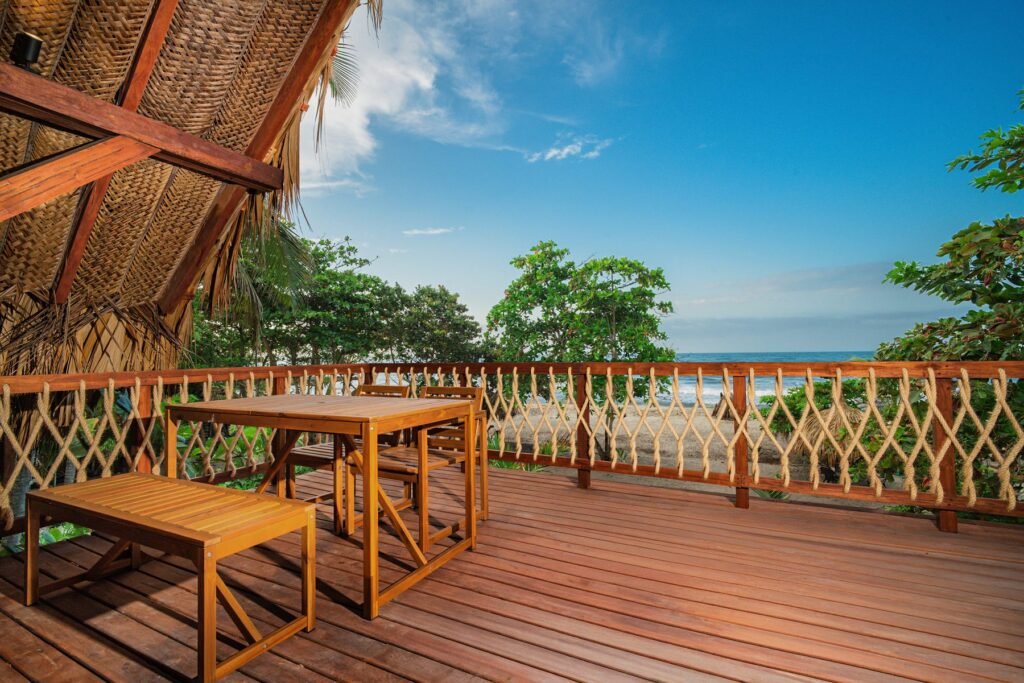 Deck del segundo nivel con comedor y vista al Caribe