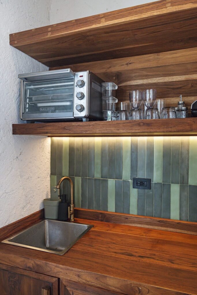 Cocina equipada de la suite con horno tostador y vajilla