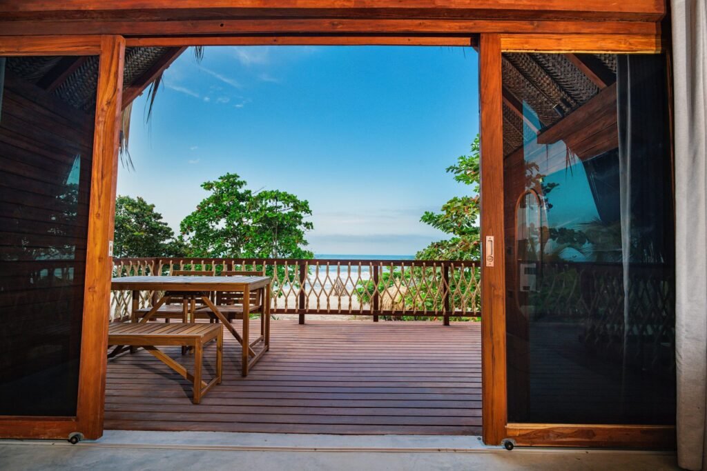 Puerta corrediza de la suite del segundo nivel abierta al deck y al mar
