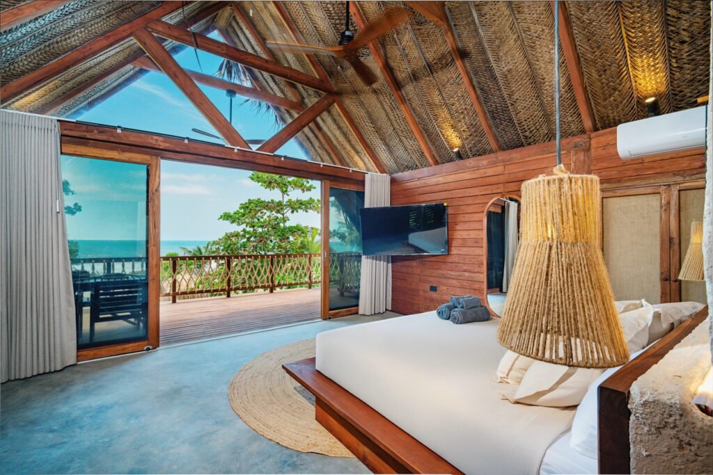 Suite del segundo nivel con vista al mar desde la cama