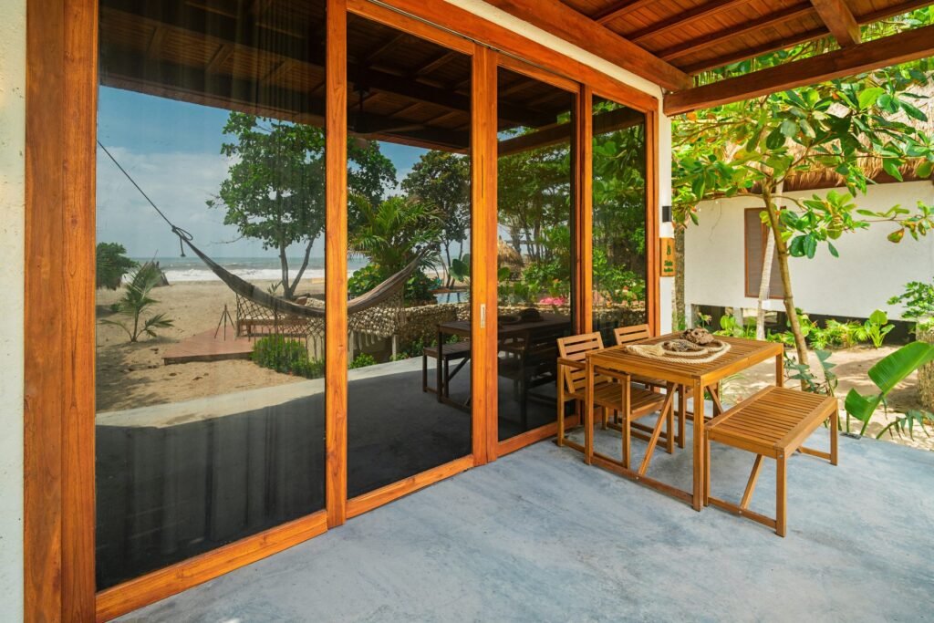 Terraza privada del primer nivel con comedor y salida directa a la arena
