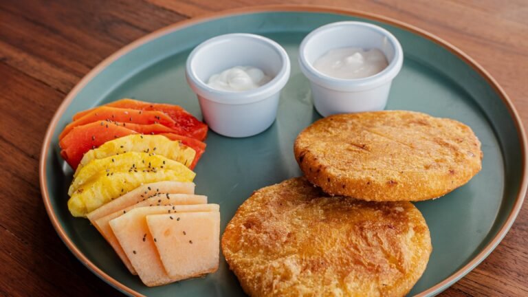 Amanecer Costeño: arepas de huevo crujientes con queso y fruta fresca