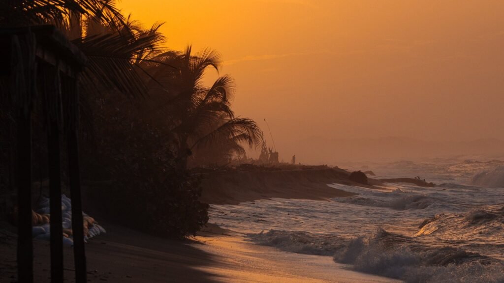 Atardecer dorado sobre la playa de Mendihuaca frente a Casa Iwana